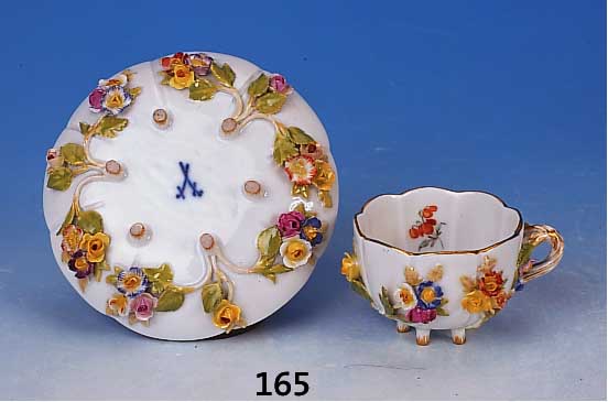 Mokkatasse mit Untertasse, Meissen, um1870, Porzellan, applizierter Blumendekor, auf je- sechs Fsschen stehend, sehr sch”ne Bemalung, min. an ...