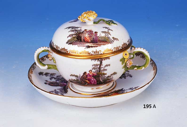 Deckelschssel und Untertasse, Meissen, um 1740, Porzellan, Untertasse mit drei galanten Szenen bemalt, Deckel mit zwei und ...