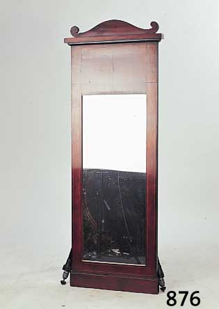 Wandspiegel, Dänemark, um 1850, Mahagoni- furnier gespiegelt, auf Weichholz, Fadenin- tarsien, ca. 146 x 55 cm, Spiegelglas sek.