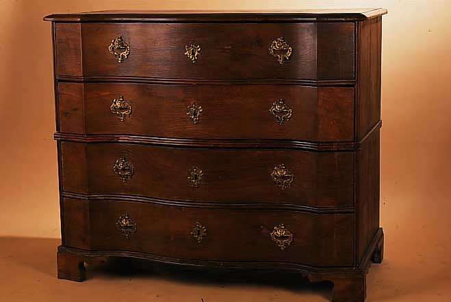 KOMMODE, NORDDEUTSCH, UM 1760/70, BAROCK, VIERSCHüBIG, EICHE MASSIV, GESCHWEIFT, SCHLöS-SER UND BRONZEBESCHLäGE SEK., PLATTE LEICHT ...