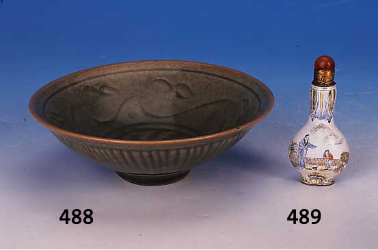 Schale, China, 12./13. Jh., Song-Dynastie, Keramik, geritzt, grne Glasur, D. 19 cm innen mit stil. Windraddekor und Wellenlinien,auáen ...