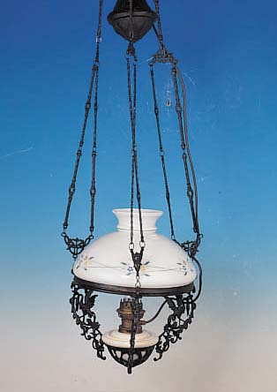 PETROLEUMDECKENLAMPE, FRIESLAND, UM 1900, MILCHGLAS MIT FLORALER BEMALUNG, MINIM. BE- STOßEN, ELEKTR. NICHT GEPRüFT, GESAMTLäNGE 110CM