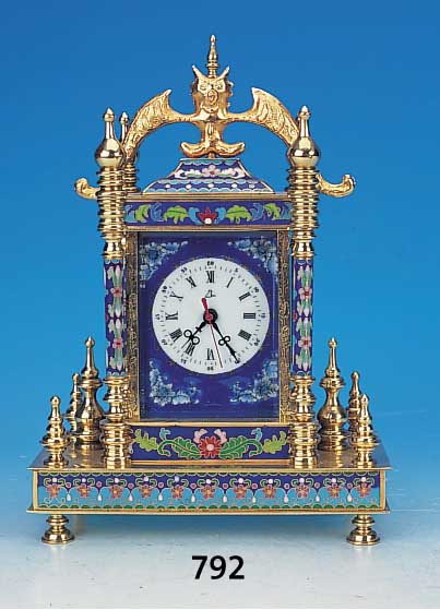 Tischuhr, China, neuzeitlich, Messinggehäusemit vier Vollsäulen, in Cloisonné-Technik emailliert, nachtr. eingebautes Weckerwerk, Weckwerk ...