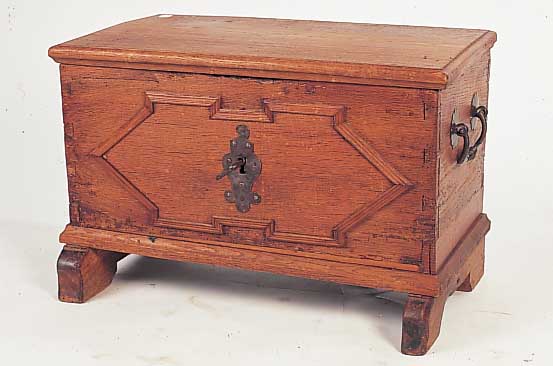 Truhe, hergestellt mit Teilen aus dem 18. Jh.,Holz, Maße ca. 40 x 61 x 37 cm, l. Alterssp.