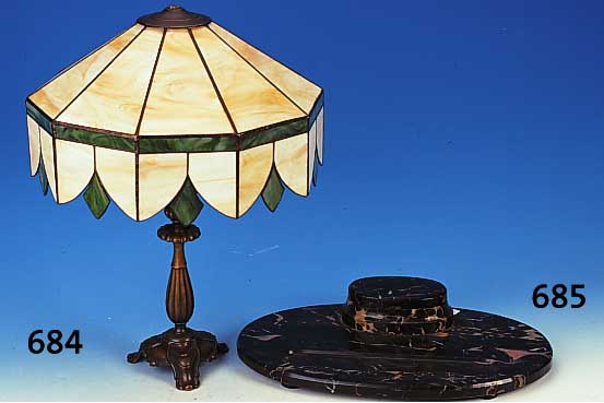 Lampe, deutsch, Mitte 20. Jh., Bronzefuß 30er Jahre, Schirme später, Ab- schlußknopf fehlt, Schirm mit Opakglasein- sätzen, ...