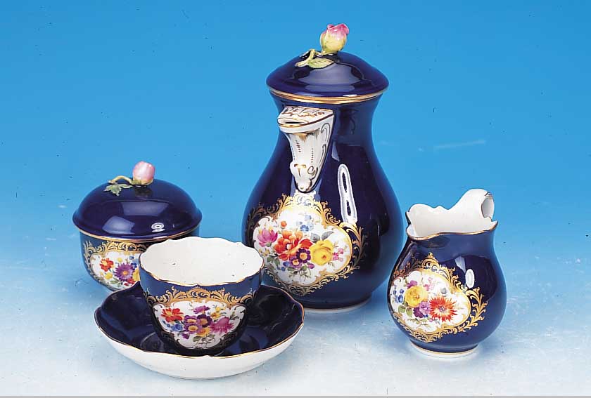 Mokkaservice, Meissen, 60er Jahre, 1. Wahl, Porzellan, kobaltblau glasiert, in goldgerahm-ten Kartuschen feine bunte Blumenmalerei, H. Kanne ca. ...