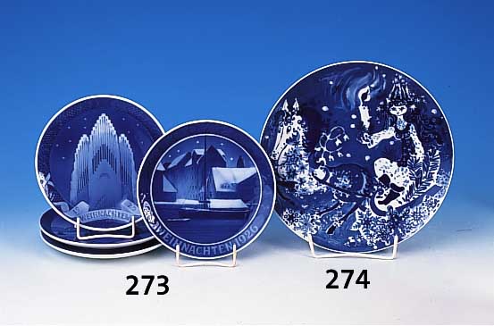 Vier Weihnachtsteller, Royal Kopenhagen, 1926, 1929, 1930, 1931, Porzellan, blaue Be- malung, D. ca. 18.5 cm