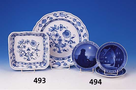 Drei Weihnachtsteller, Royal Kopenhagen, dat. 1925, 1927, 1928, Porzellan, blaue Bema- lung, D. ca. 18,5 cm