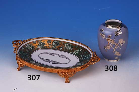 Vase, deutsch, 50/60er Jahre, Porzellan, Silberoverlay, beidseitige Darstellung eines Paradiesvogels in Blütenzweig, H. ca. 15 cm, l. ber.
