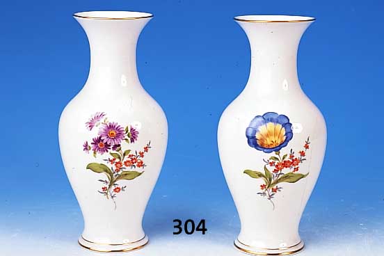 Zwei Vasen, Meissen, 20. Jh., Porzellan, bunte Bemalung, Blumenbouquet u. Streublm- chen, Goldrand, H. ca. 24 cm, min. ber.