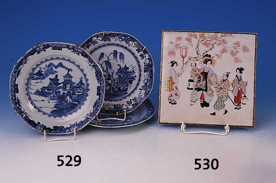Porzellanplatte, Japan, um 1900, bunte Be- malung, Personenstaffage, Goldbrokatstil, sign., 24,5 x 24,5 cm, l. ber., sign.