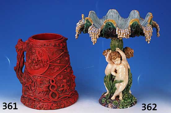 Großer Krug, Bodenbach, um 1890, Steingut, rot staffiert, plastische Darstellung von Weinlaub, Wichtelfiguren mit Weinfässern u. -gläsern ...