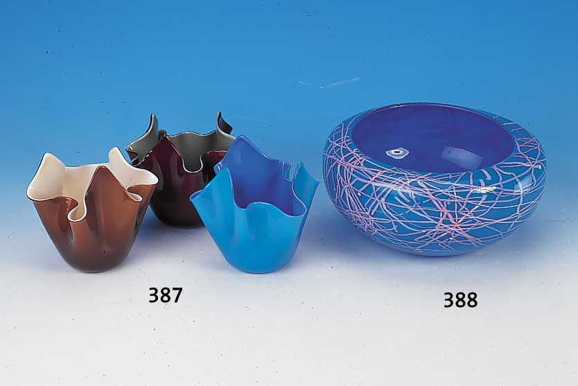 Schale, "Folto", Venini, Entwurf Toots Zynsky, blaues Opalglas mit einer Dekoration aus farbigen "informali"-F„den, D. 24 cm