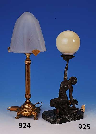 Tischlampe, Frankreich, um 1900/30, Preáglasschirm, Messingfuá um 1900, neu elektrifiert, H. 44 cm