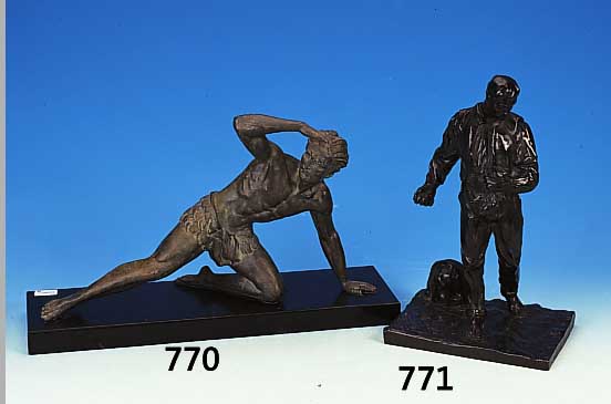 Skulptur, J. de. Roncourt, 30er Jahre, Metallguß bronziert, auf schwarzem Onyxsockel,dieser signiert, L. 47 x 30 cm, Sockel min. best.