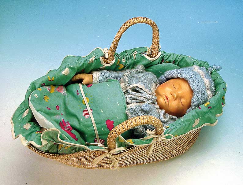 TRäUMERCHEN, KäTHE-KRUSE, UM 1935, BEMALTER MAGNESIT-KOPF, GESCHLOSSENE AUGEN, GEMALTE BABYHAARE, TRIKOTüBERZOGENER STOFFKöRPER, ARMEUND ...