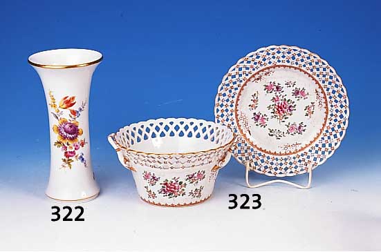 Übertopf m. Teller, Samson, um 1870, Porzel-lan, florale Bemalung, Rand in Durchbruchar- beit, Goldstaffage, teilreliefiert, aufgesetz-te ...