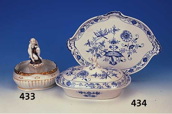 Jugendstilschale, Turn & Teplitz, um 1910, Porzellan, bekrönt von knieendem Frauenakt, partiell blau staffiert, Goldstaffage, l. be- rieben, l. ...
