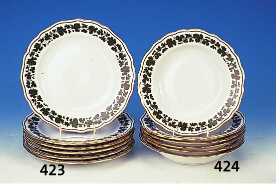Sechs tiefe Teller, Meissen, um 1890, Por- zellan, bemalt, Weinlaubdekor, Goldr„nder, diese min. ber., D. ca. 23,5 cm