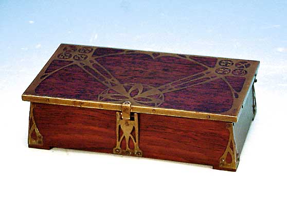 Deckelschatulle, Erhardt & Söhne, um 1902/04, Holz, Messingintarsien, Maße: ca. 6,5 x 18,5 x 10,5 cm, l. Alterssp.