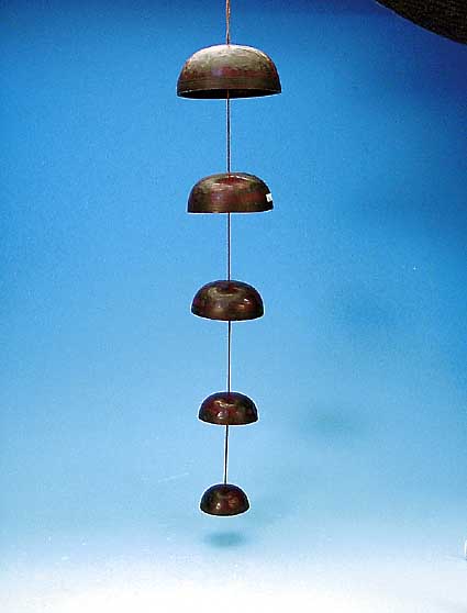 GELäUT, CHINA, UM 1900, KUPFER, VERSCHIEDEN FARBIGE FEUERTöNUNG, REICHE GLüCKSYMBOLIK, GRAVIERT, GESAMTLäNGE CA. 92 CM