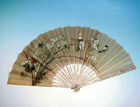 Fächer, franz., um 1900, sign. F. Gardon o. ä., Gaze und Perlmutt, florale Bemalung mitSchmetterling, l. beschädigt, L. ca. 36 cm