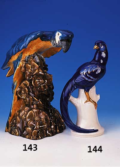 Große Porzellanfigur, Aelteste Volkstedt, um 1930, Paradiesvogel, partielle blaue Glasur,Goldstaffage, H. ca. 42 cm, l. ber., sign. Artur Storch