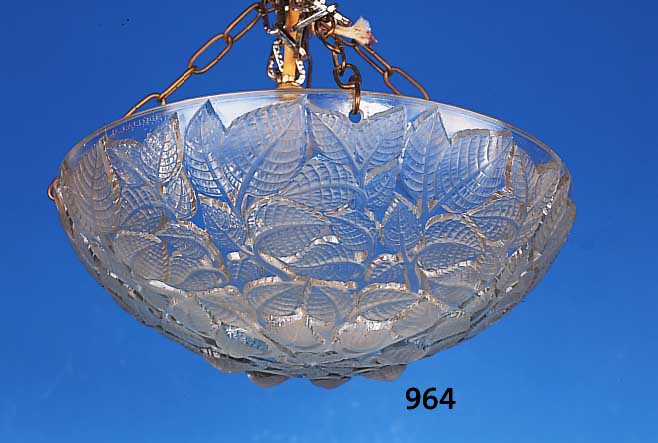 gr. Deckenlampe, Rene Lalique, um 1932/34, sign., farbloses Glas, Blattdekor, alte Elek- trifiz. nicht geprüft, D. ca. 34,5 cm, l. Alterssp.