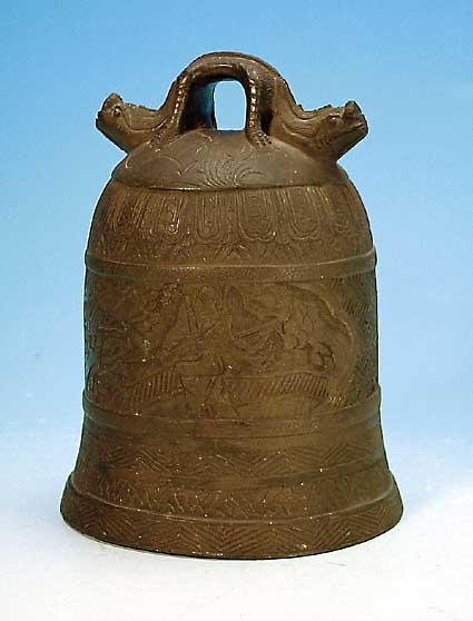 GLOCKE, CHINA, UM 1870, BRONZE, LANDSCHAFTS-DEKOR MIT PERSONENSTAFFAGE, H. CA. 18 CM, OHNEKLöPPEL, L. ALTERSSP.