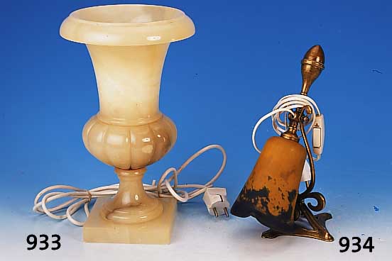 Alabasteramphore, wohl Frankreich, um 1920 beigefarben, sp„ter elektrifiziert, l. ver- f„rbung durch W„rme, kaum sichtbar, prunk- voll, ...
