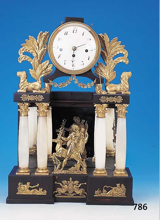Empire-Uhr, wohl Wien, um 1820/30, Holzge- häuse, dunkel gebeizt, reich verziert mit ver-goldeten Appliken in Form von musizierenden Putti, Frau ...