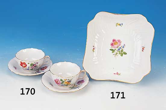 Zwei Tassen mit Untertassen, Meissen, 20. Jh.,1. Wahl, Porzellan, bunt bemalt mit Blumen- bouquet und Streublumen, Goldrand, H. ca. 5cm