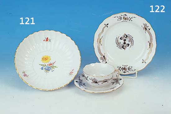 TEEGEDECK, MEISSEN, 20. JH., 1. WAHL, PORZELLAN, BEMALT IM DEKOR REICHER SCHWARZER DRACHEN, GOLDRAND, H. CA. 5 CM