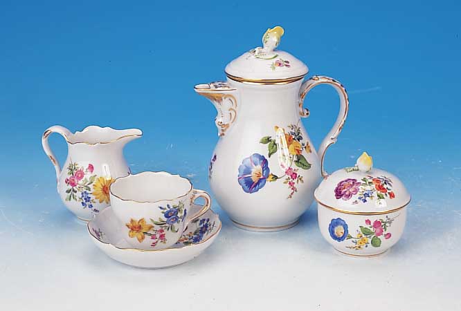 Mokkaservice, Meissen, 20. Jh., 1. Wahl, Porzellan, bunt bemalt mit deutschen Blumen, Goldränder, bestehend aus Mokkakanne, Sahne- giesser, ...
