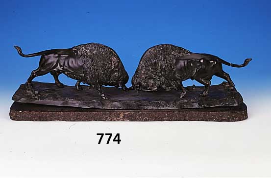 Skulptur, sign. M. Bauer, k„mpfende Bisons, Zinn-Zinkguá, ein Schwanz gebrochen, gew”lbt, H. ca. 23 cm, B. ca. 79 cm