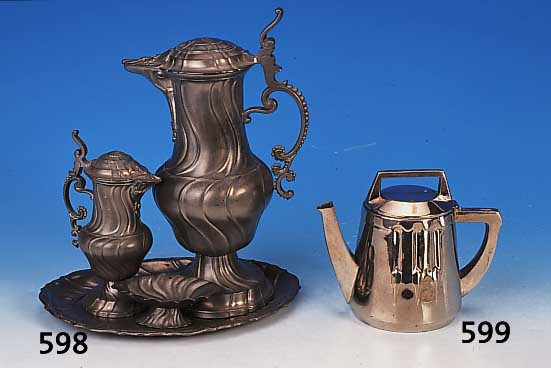 Kaffeekanne, Sahnegießer und Zuckerschale auf Tablett, deutsch, um 1870, Zinn, Barockstil,H. Kanne ca. 30 cm