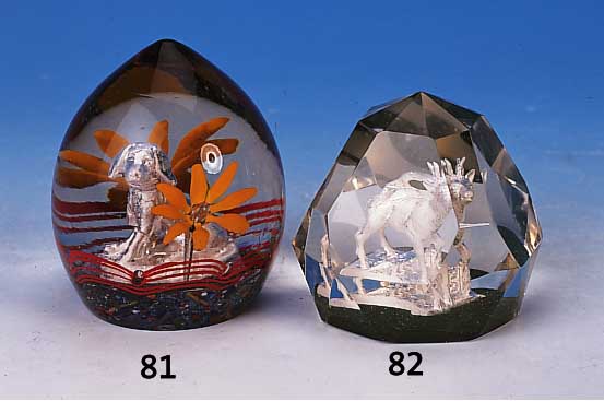 Paperweight, Tschechien, 30er Jahre, farbloses Glas, Sulfideinschmelzung in Form eines Hundes, bunte Glaseinschmelzungen, H. ca. 9.5 cm