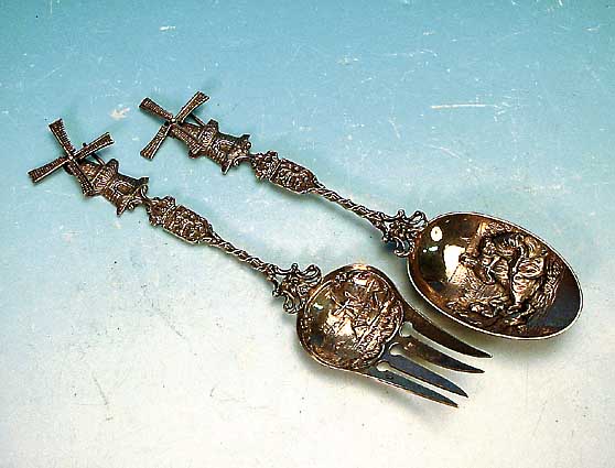 Salatbesteck, deutsch, um 1900, Silber, reich reliefiert mit holländischen Szenen, Enden mit vollplastischen Windmühlenflügeln, L. ca. 23 ...