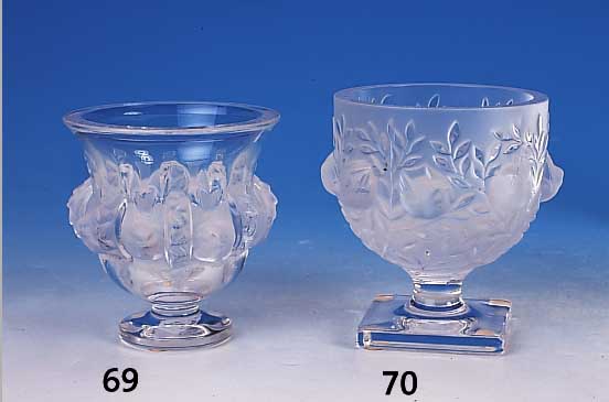 Gef„á, Lalique, farbloses reliefiertes Glas mit V”geln im Ge„st, teilmattiert, H. ca.14 cm, unsigniert