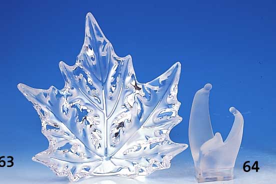 Deckeldose, Lalique, 20. Jh. , farbloses Glas, in Form der Heiligen Familie Sockel, z.T. mattiert, H. 15 cm, unsigniert Unterteil ...
