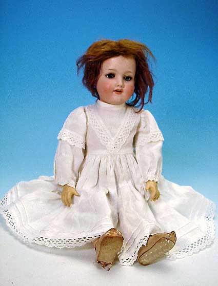 Porzellankopfpuppe, Armand Marseille, Nr. 390, blaue Schlafaugen, offener Mund mit vier Zähnen oben (einer fehlt), braune Mohairpe- rücke, ...