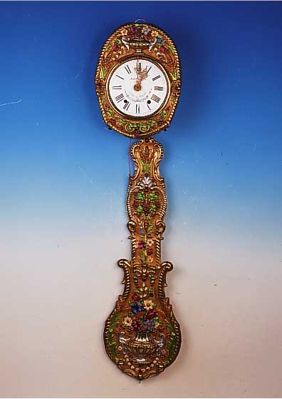 Comtoise, Frankreich, um 1890/1900, floral geprägte Messingumrandung, z. T. bunt bemalt, an Ecken l. besch., dazu gehörender Prunkpen- del, ...