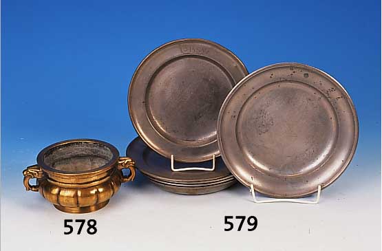 Schale, China, 19. Jh. Bronze, mit zwei Henkeln, H. 9 cm, B. 20 cm l. Altersspuren