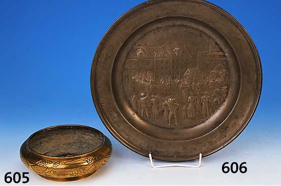 Schale, China, 19. Jh., Bronze, umlaufendes Landschaftsdekor mit Reiter und Personenstaffage, graviert, D. 21.5cm, H. 7 cm