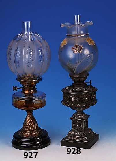 Petroleumlampe, deutsch, um 1900, Glas und Metall, facettierter Petroleumkorpus ge„tzter Schirm, Funktion nicht geprft, H. 55 cm