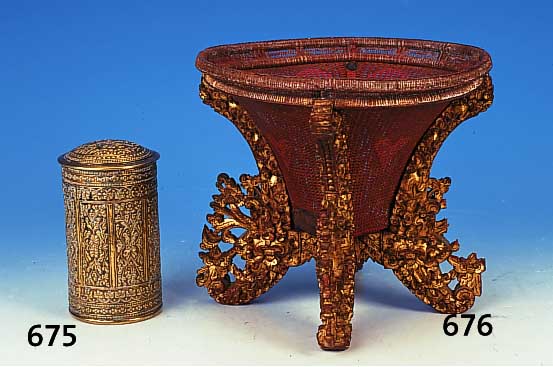 Deckeldose, Indonesien, um 1900, Messing, reich verziert, H. 14.5 cm