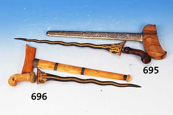 Prunkkris, Indonesien, um 1900, Eisen, damaszierte Klinge,beidseitig teilvergoldet, stil. Drachendekor, graviert, Scheide mit ...