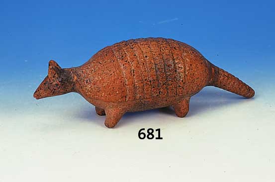Skulptur eines Gürteltiers, Colima/Mexiko, ca. 1900 Jahre alt, gebrannter Ton, H. ca. 12 cm, L. ca. 35 cm, restaurierte Bruchstelle am Schwanz, ...