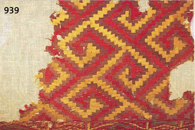 TEXTILFRAGMENT, PERU, 11.-12. JH. N. CHR., GEOMETRISCHES MUSTER IN ROT, GELB UND BRAUN, MIT RANDBORDüRE, CA. 52 X 75 CM