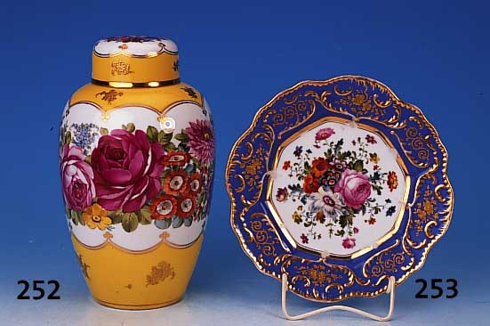 Teller, Frankreich, um 1860, Porzellan, blauer Rand, Goldstaffage, Blumendekor, D. 23 cm